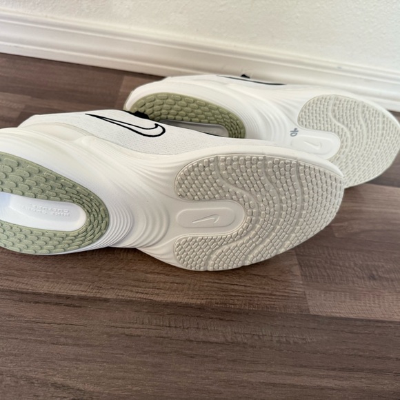 Nike Men's Black and White Athletic Shoes - Picture 7 of 16